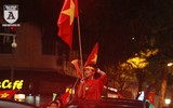 [ẢNH] Đường phố Hà Nội đỏ rực sau chiến thắng của Olympic Việt Nam tại ASIAD 2018